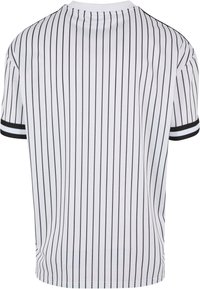 Hvit mesh-jersey med vertikale svarte striper, kort erm og svarte ribbede detaljer på ermene. Bakfra vises det hele stripete mønsteret.