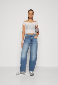 BDG Urban Outfitters BATTERED VINTAGE LOGAN - Platėjantys džinsai - blue