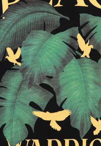 Duże zielone tropikalne liście z czterema żółtymi ptakami latającymi na czarnym tle z częściowym żółtym tekstem.