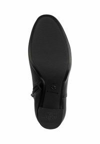 Schwarze Leder-Ankle-Boots mit einer strukturierten Gummisohle, seitlichem Reißverschluss und Logodetails an der Ferse. Glatte Oberfläche mit zurückhaltendem Design.