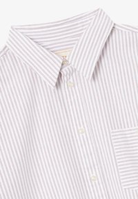 Weißes Hemd mit dünnen vertikalen roten Streifen, umgelegtem Kragen und Brusttasche.