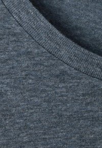 Material heathered de culoare albastru închis, cu un guler ribatat, care prezintă o suprafață moale și texturată, având un design cu guler rotund.