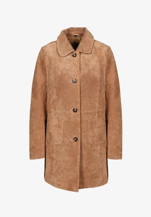 Cappotto di lunghezza media in camoscio color cammello con colletto, quattro bottoni in tartaruga e due tasche applicate frontali.