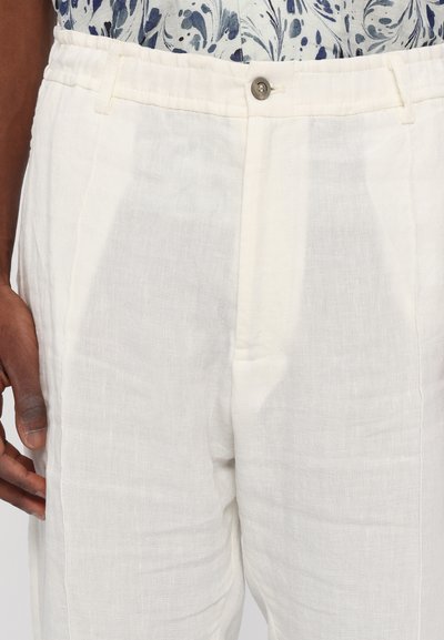 Linnen broek in off-white met een gestructureerde afwerking, voorzien van een knoopsluiting, zijzakken en een relaxte pasvorm.