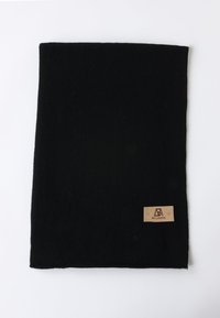Sciarpa nera a maglia di forma rettangolare e texture liscia; presenta un piccolo etichetta beige con la scritta "BELLEMERE" in carattere scuro.