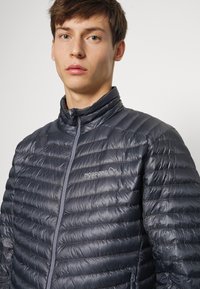 Norrøna TROLLVEGGEN SUPERLIGHT JACKET - Casaco de penas - cool black