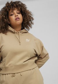 Puma BETTER CLASSICS  - Jersey con capucha - prairie tan