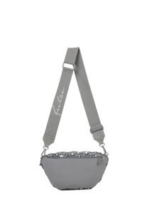 Borsa a spalla in tessuto grigio dal design elegante, con interno a motivo leopardato e tracolla regolabile con logo. Include scomparto con zip.