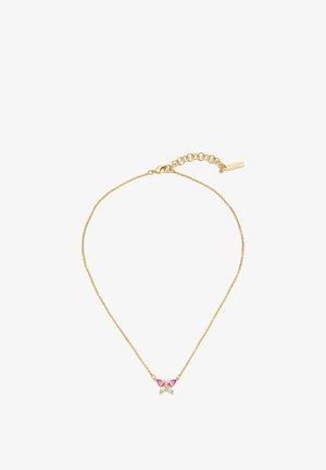 Fijne gouden ketting met een kleine vlinderhanger met roze en lichtblauwe stenen in het midden.