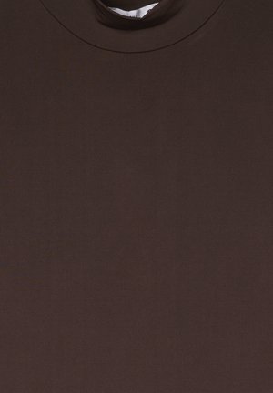 Top aderente di un marrone scuro realizzato in un tessuto liscio e elastico, con collo rotondo e maniche corte, caratterizzato da un design minimalista.