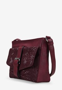 Bolso de cuero cruzado de color rojo oscuro con una tapa frontal que presenta una textura de piel de serpiente y un cierre de correa con hebilla.
