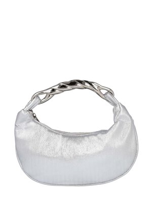 Bolso plateado con forma de media luna, tela brillante y texturizada y asa metálica retorcida y esculpida.