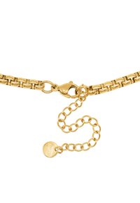 Collier en or avec des maillons entrelacés, un fermoir à homard et une chaîne ajustable avec une petite étiquette en forme de disque à l'extrémité.
