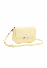 Gelbe Leder-Crossbody-Tasche mit Klappenverschluss und silbernem Zubehör. Sie hat eine glatte Textur und einen verstellbaren Tragegurt.