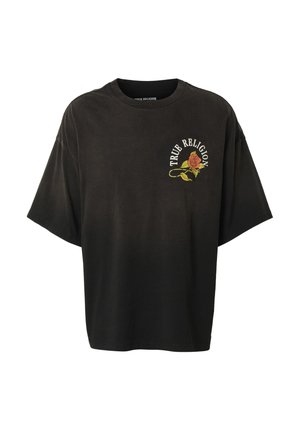 Maglietta nera oversize con una piccola grafica di una rosa rossa e foglie gialle, testo curvo "TRUE RELIGION" sulla parte superiore sinistra del petto.