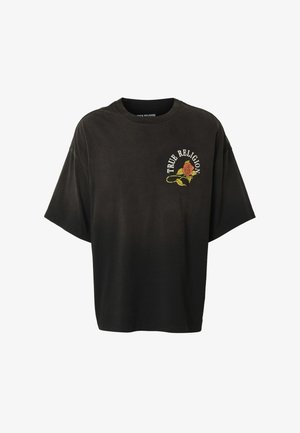 T-shirt noir oversize avec un petit graphique d'une rose rouge et des feuilles jaunes, texte courbé "TRUE RELIGION" sur la partie supérieure gauche de la poitrine.