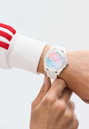 Reloj solar de color blanco con una esfera en degradado de azul a rosa y correa de silicona blanca. Presenta un diseño minimalista y acentos metálicos.