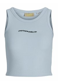 Svijetloplavi rebrasti crop top s širokim naramenicama. Ima crni vez s natpisom "Uvijek zadrži pozitivnu vibru."