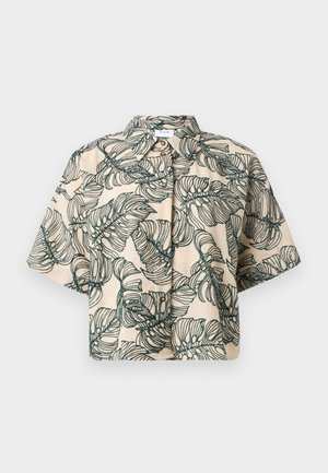 Béžová košeľa s krátkym rukávom na gombíky s veľkým tmavozeleným tropickým listovým vzorom a rozviatym golierom na neutrálom pozadí.