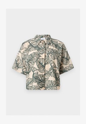 Μπεζ πουκάμισο με κοντά μανίκια, μεγάλο σκοτεινό πράσινο μοτίβο με τροπικά φύλλα και γιακά με άνοιγμα, σε ουδέτερο φόντο.