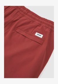 Niewybrane, pomegranate red