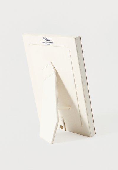 Ορθογώνιο λευκό πλαίσιο φωτογραφίας Polo Ralph Lauren με βάση από ύφασμα και ραμμένες άκρες, εμφανιζόμενο από πίσω σε λευκό φόντο.