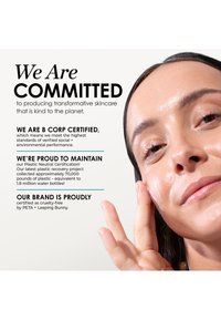 Une femme applique un soin de la peau avec un texte indiquant un engagement envers des produits de soin écologiques, certifiés sans cruauté et neutres en plastique.