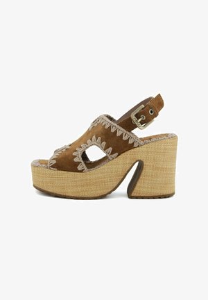 Sandalias de plataforma de ante marrón con punta abierta, diseños recortados, detalles trenzados y un tacón de tejido texturizado para mayor agarre.