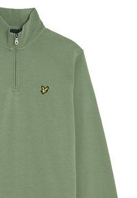 Suéter verde de media cremallera hecho de tela suave. Presenta un pequeño logo bordado en negro y amarillo en el lado izquierdo del pecho.