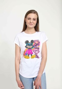Biała koszulka z kolorową grafiką przedstawiającą postać z kreskówki w różowych szortach i okularach przeciwsłonecznych, z jasnymi akcentami i tekstowym wzorem.