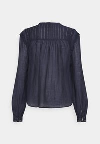 Náměsíčná modrá halenka s dlouhým rukávem a lehkou texturou, s nařaseným zadním dílem, krajkovými detaily a manžetami na knoflíky.