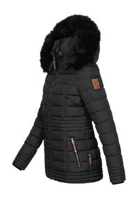 Chaqueta de plumas negra con capucha forrada de piel sintética, bolsillos con cremallera, diseño acolchado y detalles en cuero marrón en el pecho y las cremalleras.