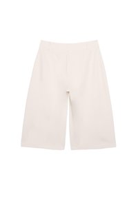 Short beige taille haute, longueur au genou, avec passants de ceinture et devant épuré, sur fond blanc.