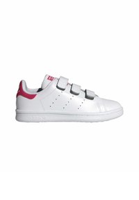 Chaussure de sport blanche en cuir synthétique, dotée de trois bandes Velcro et d'une touche de rose au niveau du talon. Semelle en caoutchouc texturé.