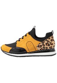 Sportig sneaker med en gul mocka och svart texturerad ovandel, leopardmönstrad detalj på hälen och en vit mellansula med svart kant.