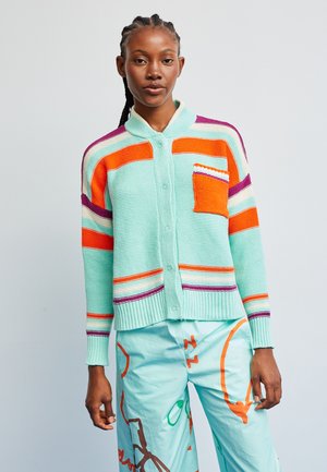 Sweter kardigan w kolorze jasnej mięty z wielokolorowymi paskami w pomarańczowym, fioletowym i kremowym, z kieszenią na piersi i zapięciem na guziki z przodu.