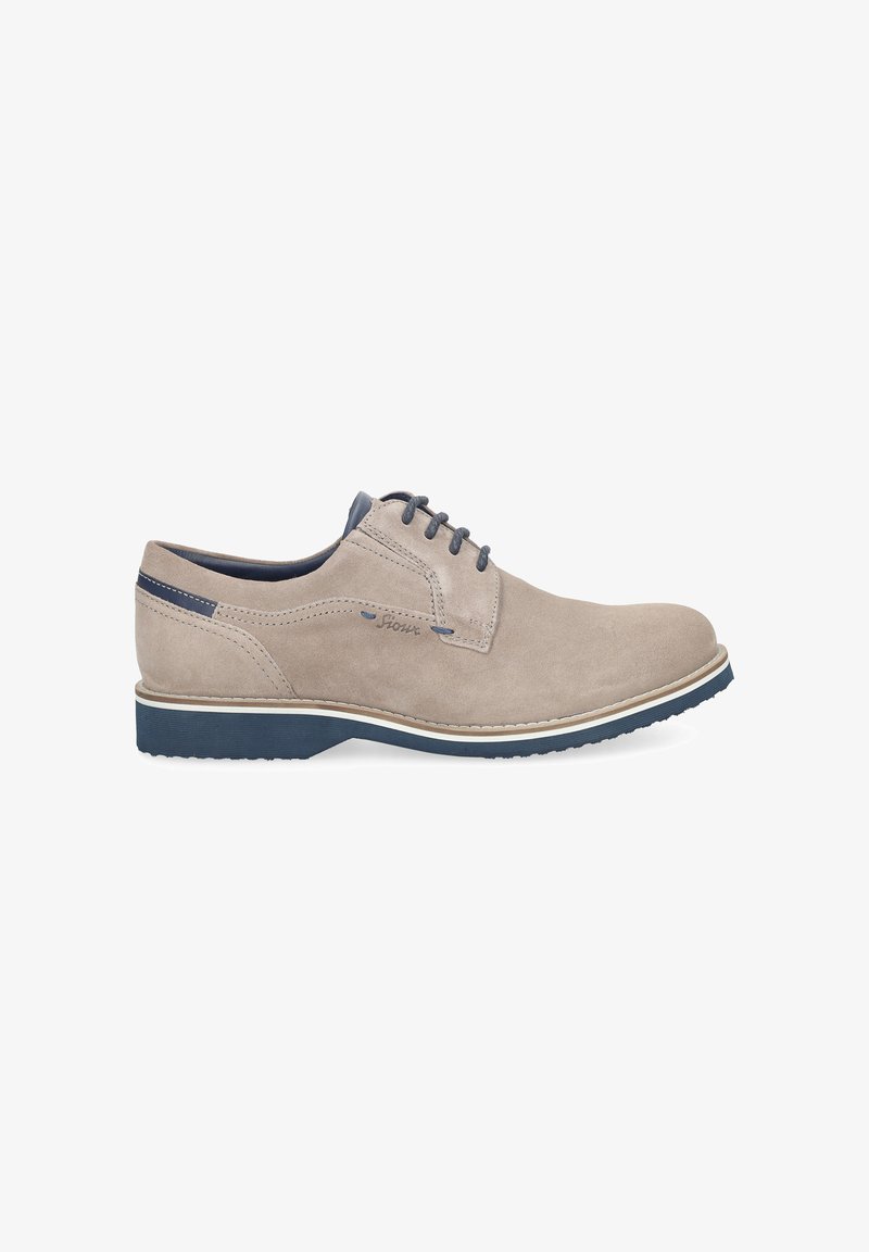 Chaussure de ville pour homme en daim beige à lacets, avec semelle et bordure bleu marine, talon bas, et logo discret de la marque sur le côté.