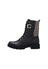 Bottines en cuir noir avec un design robuste, présentant un panneau en tissu à motif géométrique et une boucle métallique sur le devant.