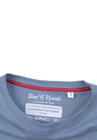 Lys blå bomulds T-shirt med rund halsudskæring, maroon accent ved kraven, og et mærke der angiver "100% Bomuld" og brandinformation.