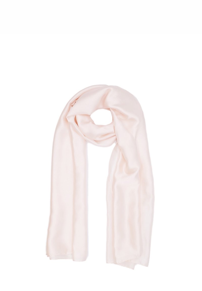 Écharpe en tissu doux rose clair, pliée librement avec une extrémité plus longue que l'autre sur un fond blanc.