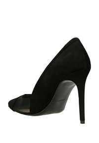 Czarny szpilkowy but z ostrym nosem, wykonany z zamszu i siateczki. Charakteryzuje się eleganckim designem z obcasem na szpilce i gładką podeszwą.