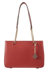 Sac à main rectangulaire rouge DKNY avec des anses en chaîne dorée et un charm rond marqué DKNY suspendu sur le côté.