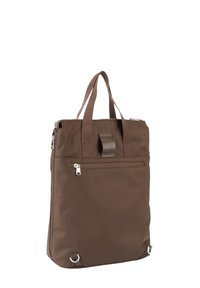 Brun nylon-tote-taske med to top-hanke, forreste lynlåslomme og sølvfarvede hardware-detaljer. Glat tekstur, rektangulær form.