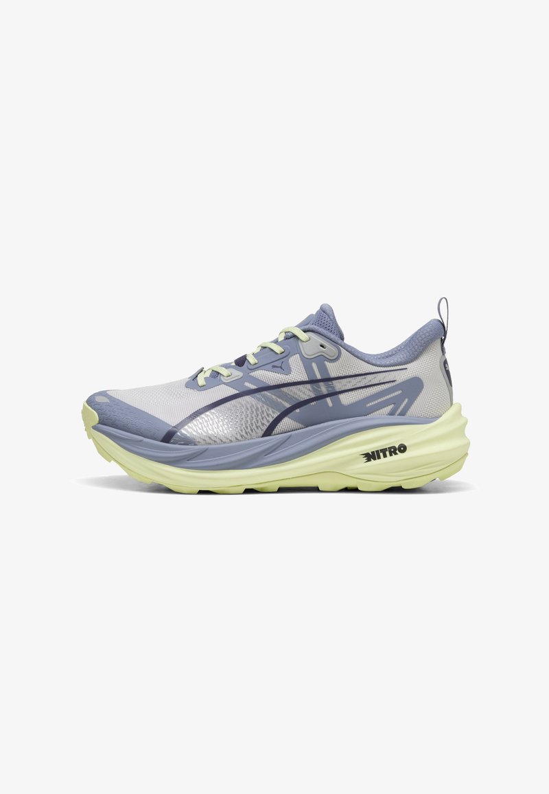 Chaussures de course légères avec une tige en maille argentée, des accents lavande et une semelle douce vert pâle. Caractéristiques : embout texturé et détails réfléchissants.