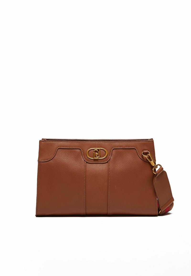 Borsa a tracolla in pelle marrone con un design strutturato, hardware dorato e una tracolla rimovibile. Presenta una chiusura decorativa e cuciture sottili.