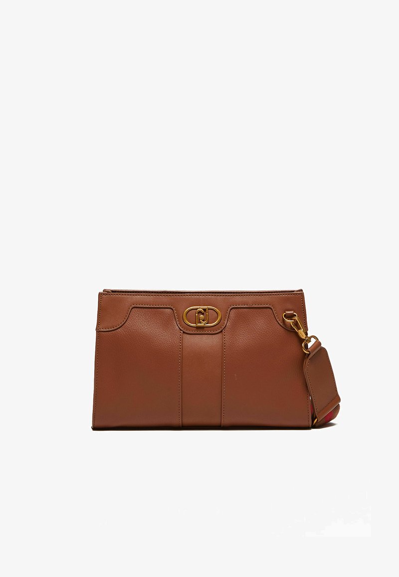 Borsa a tracolla in pelle marrone con un design strutturato, hardware dorato e una tracolla rimovibile. Presenta una chiusura decorativa e cuciture sottili.