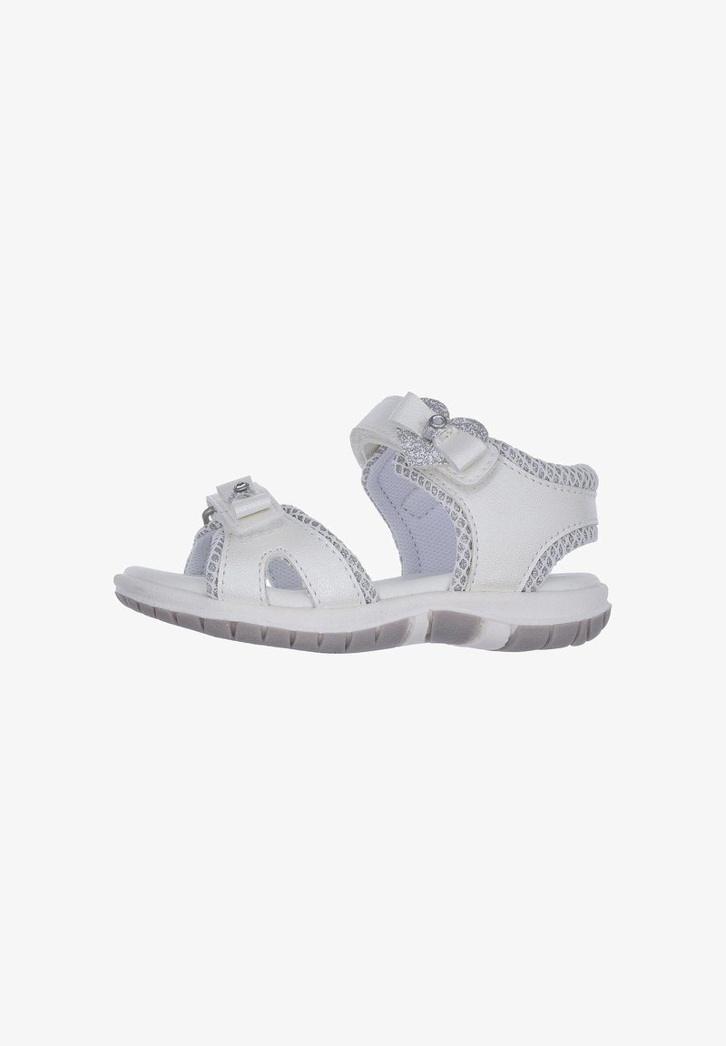 Sandales blanches avec une tige texturée, des brides ajustables ornées d'accents argentés, un design à bout ouvert, et une semelle rembourrée pour le confort.