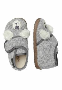 Pantuflas grises de felpa con acentos blancos mullidos que asemejan orejas, correa ajustable y suela de goma texturizada. Cara de perro bordada en la parte frontal.