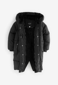Schwarze Daunenjacke mit Kapuze, gepolsterten Abschnitten, metallischen Druckknöpfen und einem weichen Innenfutter. Etikett im Kragen sichtbar.