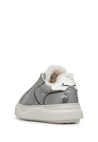 Grauer Sneaker mit einem strukturierten Obermaterial aus Stoff, glänzenden silbernen Akzenten und einer weißen Fersenpartie. Verfügt über ein flauschiges Innenfutter und eine Gummisohle.